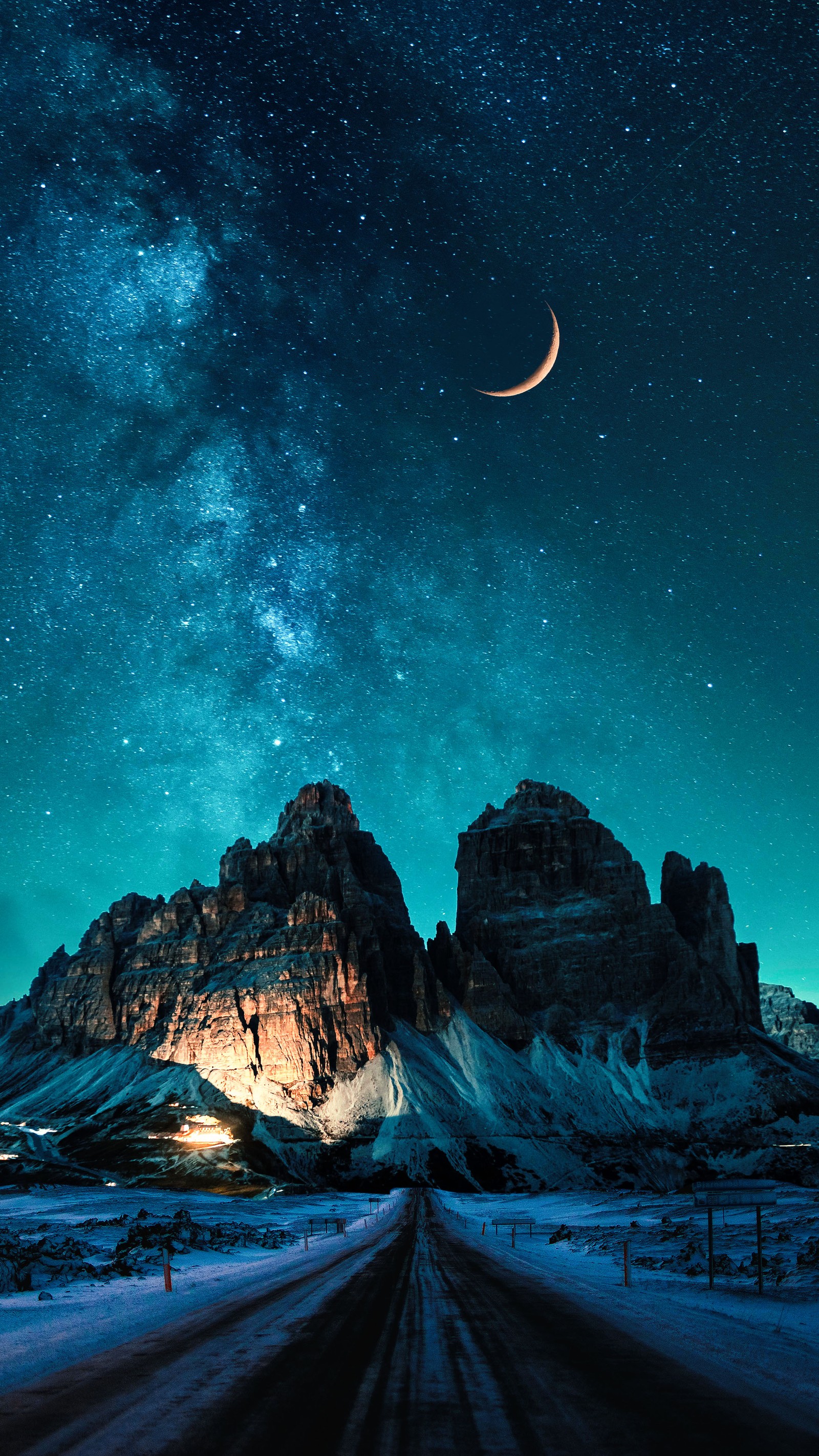 Cielo estrellado nocturno con una luna creciente y una carretera en primer plano (atmósfera, montaña, luna, mundo, paisaje natural)