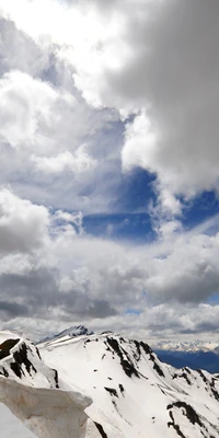 Majestuosos Alpes cubiertos de nieve bajo un cielo dramático