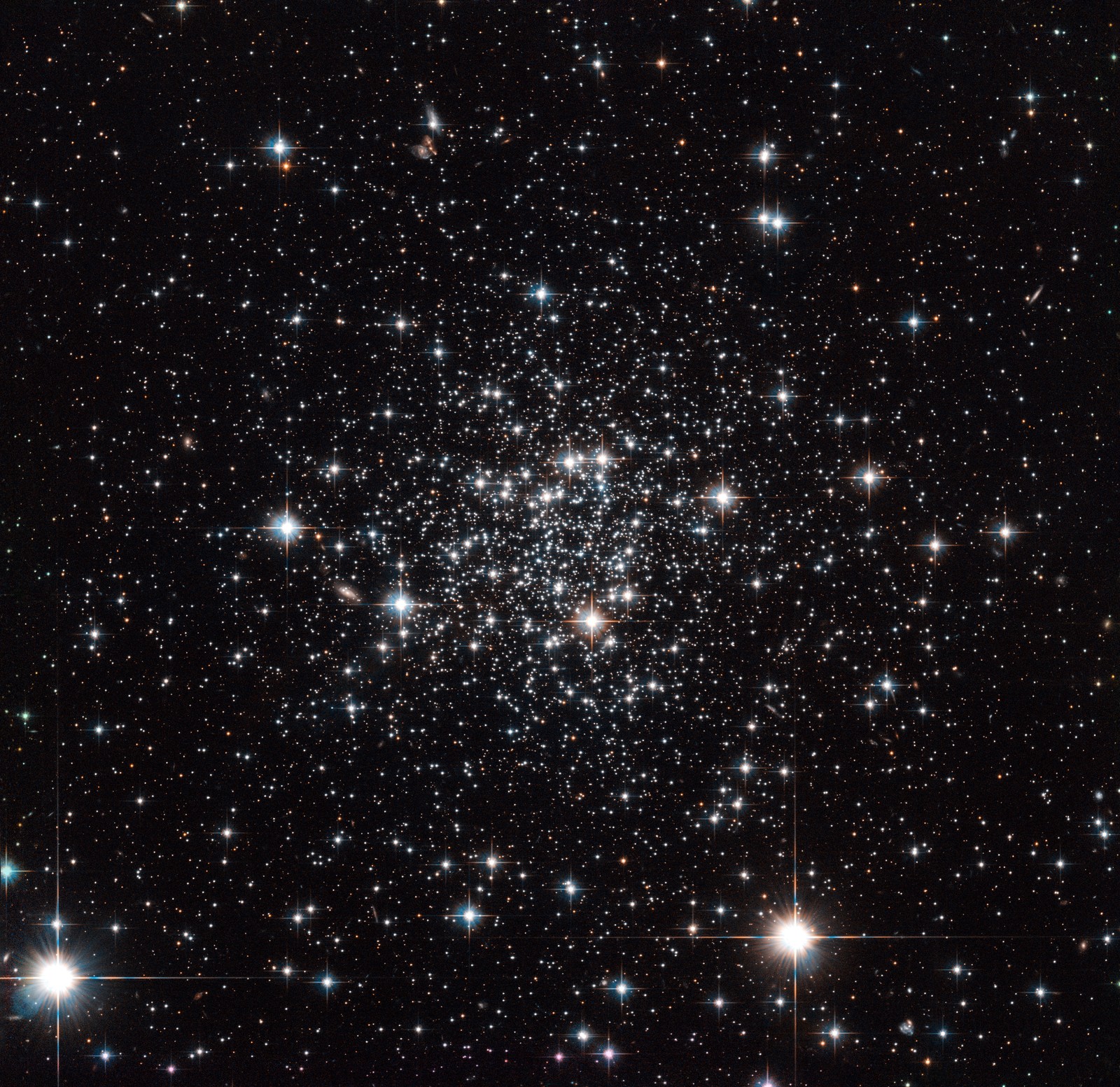 Um close de um aglomerado de estrelas em um céu negro (telescópio espacial hubble, via láctea, estrela, galáxia, astronomia)