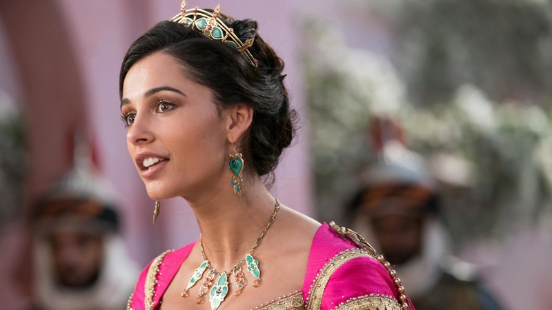 Женщина в розовом платье и короне на голове (аладдин 2019, aladdin 2019, фильм, жасмин, наоми скотт)