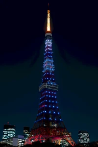 Torre de Tóquio iluminada: um marco em espiral mergulhado em luzes de Natal azuis elétricas contra o céu noturno