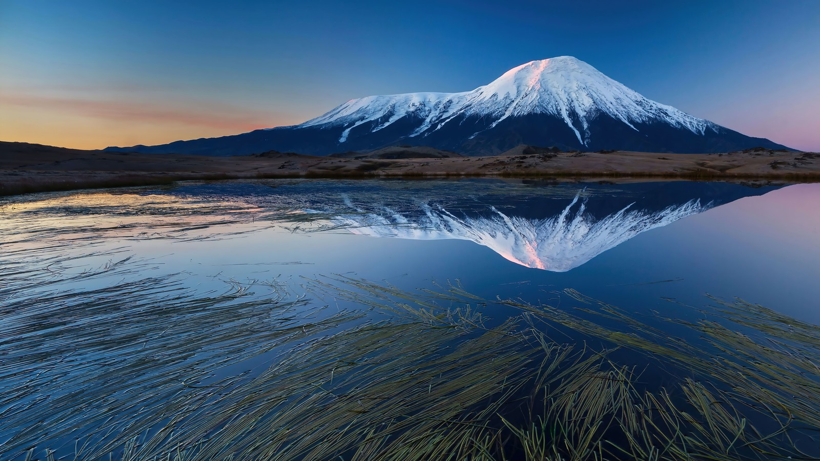 Lade berg, see, landschaft, kamchatka peninsula, russland Hintergrund herunter