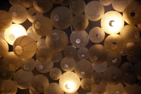 Lanternes en bois illuminées dans un ciel nocturne de cercles