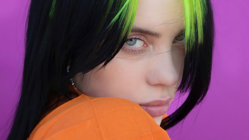 Близкий план женщины с зелеными волосами и оранжевой футболкой (billie eilish, американский, певец, знаменитость, девочки)