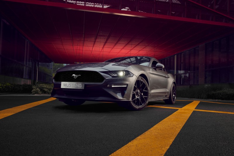 Серый мустанг, припаркованный перед зданием ночью (ford mustang, cgi, 5k, 8k, машины)