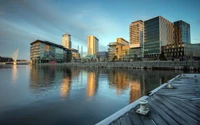 Réflexions urbaines : Un paysage urbain moderne au bord de l'eau