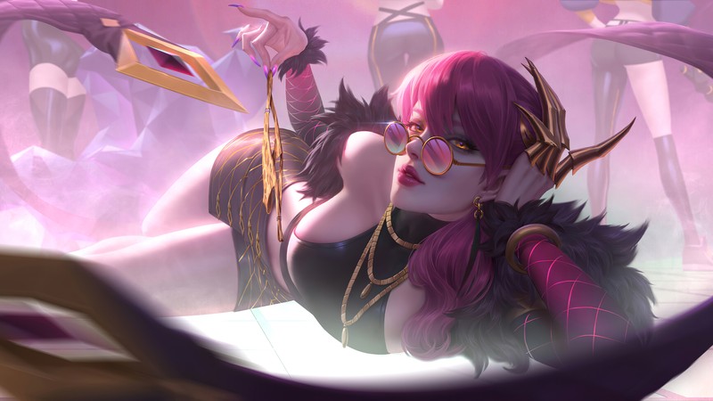 Крупный план женщины, лежащей на кровати с мечом (kda, evelynn, lol, league of legends, видеоигра)