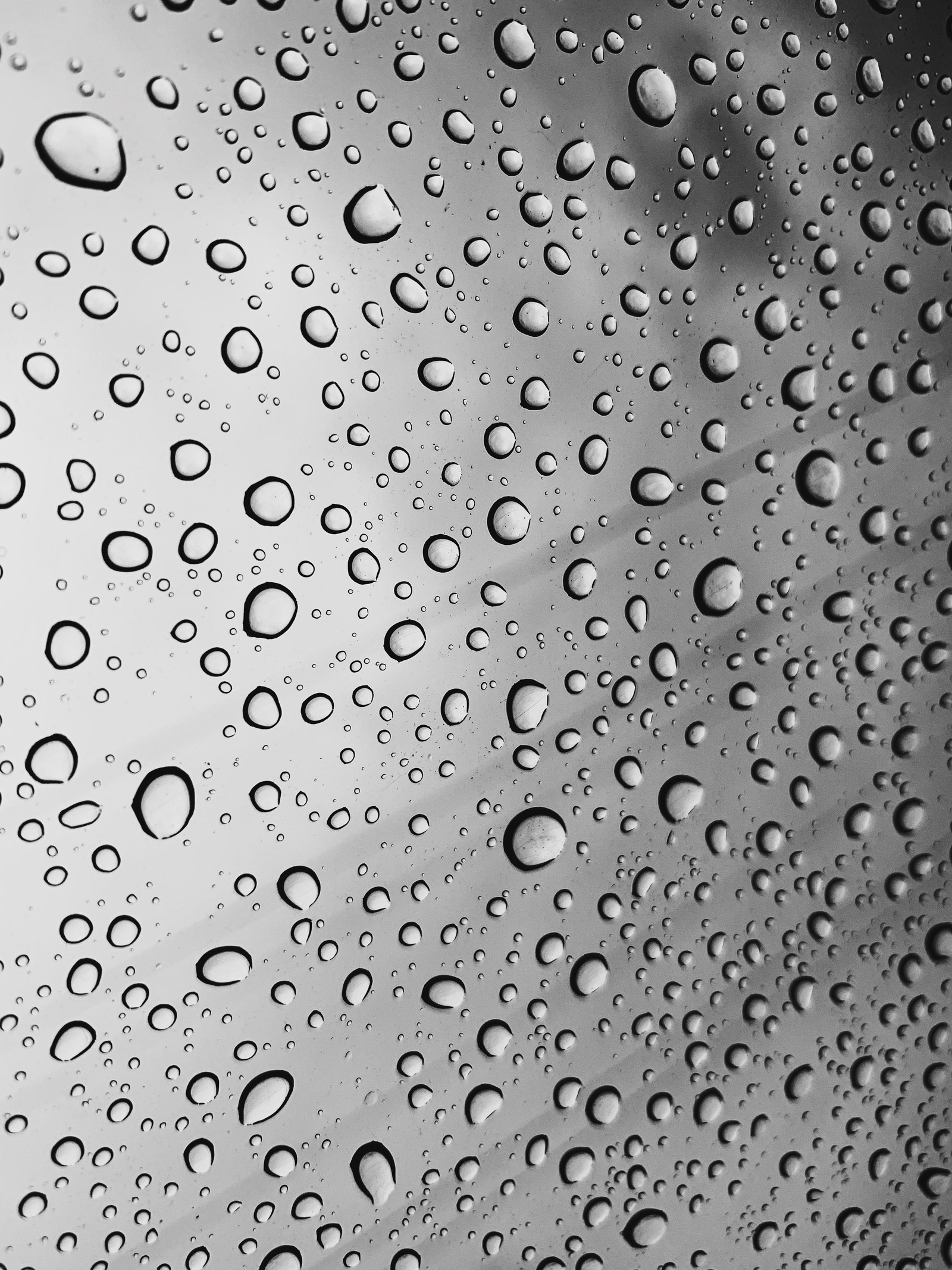 Un primer plano de una ventana con gotas de agua en ella (agua, gota, rocío, lluvia, metal)