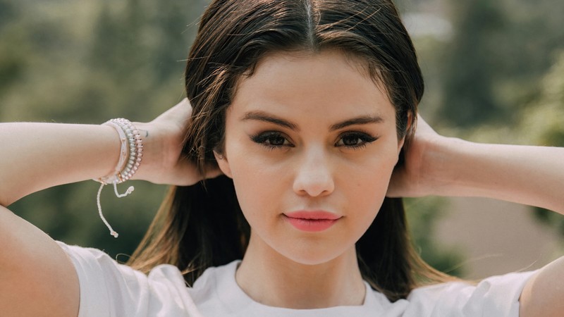 Крупный план женщины в белой рубашке и браслетах (селена гомес, selena gomez, американский, певец, знаменитость)