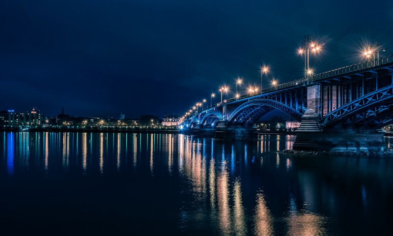 Арафированный мост через реку ночью с огнями. (ночь, город, мост, отражение, вода)