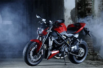 Ducati Streetfighter dans un cadre industriel d'ambiance, mettant en valeur son design élégant et sa présence puissante.