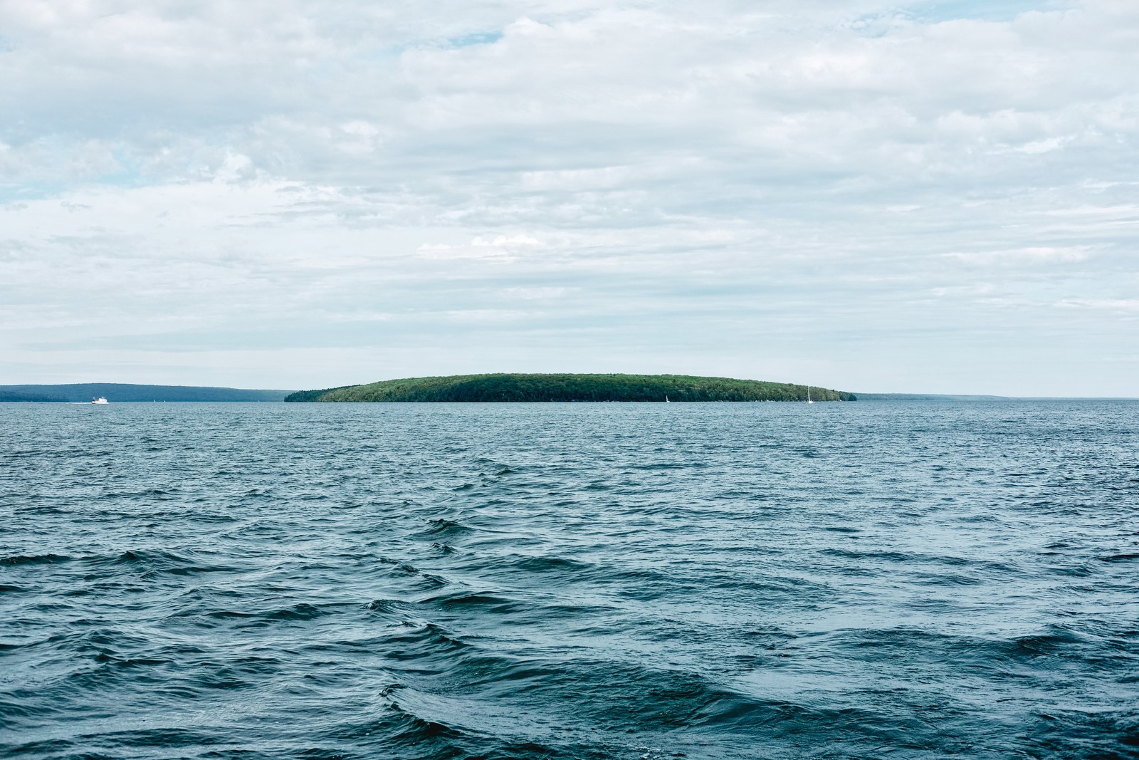 Вид на маленький остров посреди океана (водоем, море, вода, горизонт, океан)