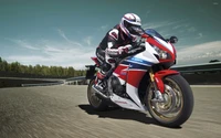 Honda CBR1000RR Супербайк в действии на гоночной трассе