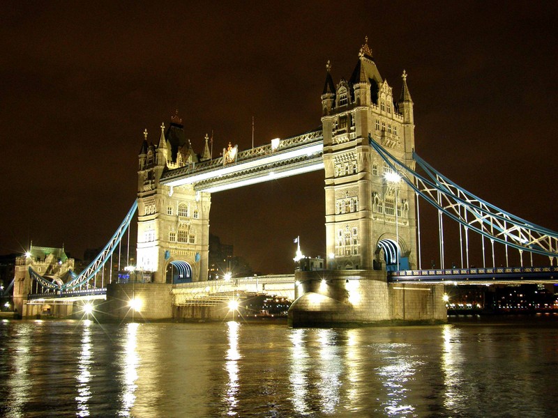 С высоты птичьего полета мост над водой ночью с отражением огней (tower bridge, река темза, лондонская башня, лондонский мост, london bridge)