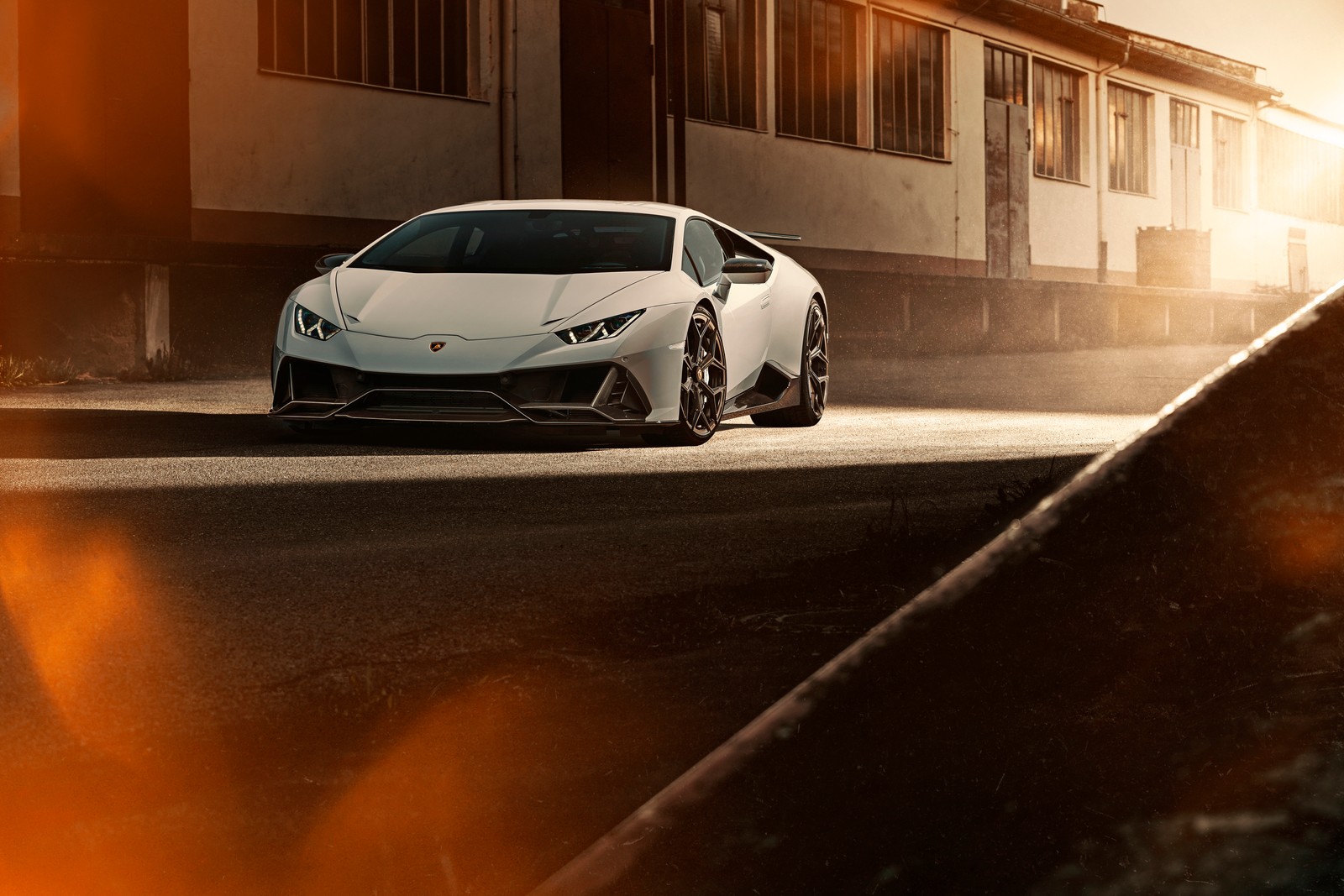 Un coche deportivo blanco estacionado al lado de la carretera (lamborghini huracán evo, lamborghini huracan evo, novitec, 2020, 5k)