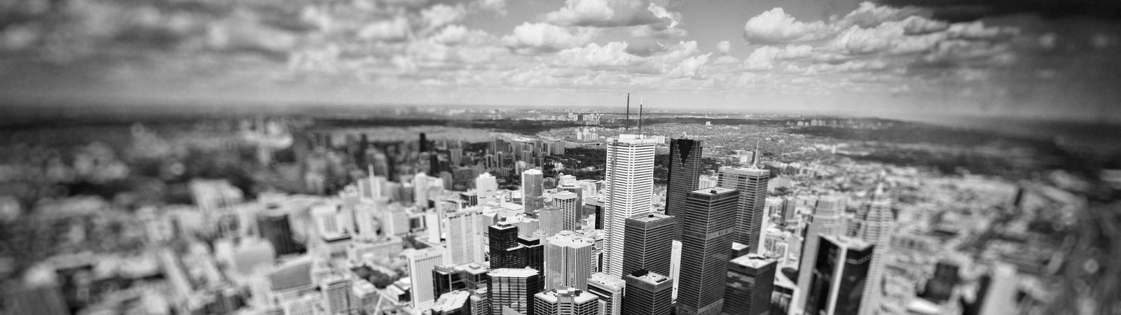 Una vista de una ciudad desde un rascacielos con un cielo nublado. (toronto, música hip hop, ciudad, paisaje urbano, metrópolis)