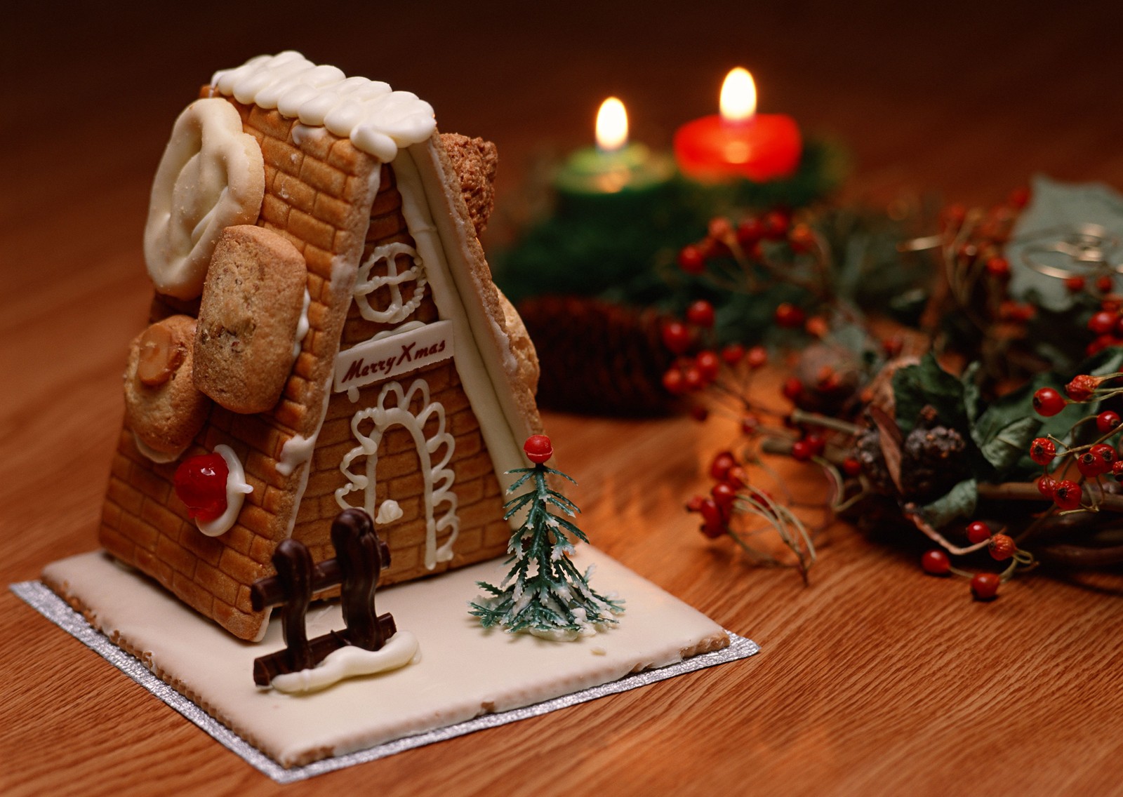 Lade weihnachtstag, weihnachtsbaum, weihnachtsschmuck, lebkuchenhaus, lebkuchen Hintergrund herunter