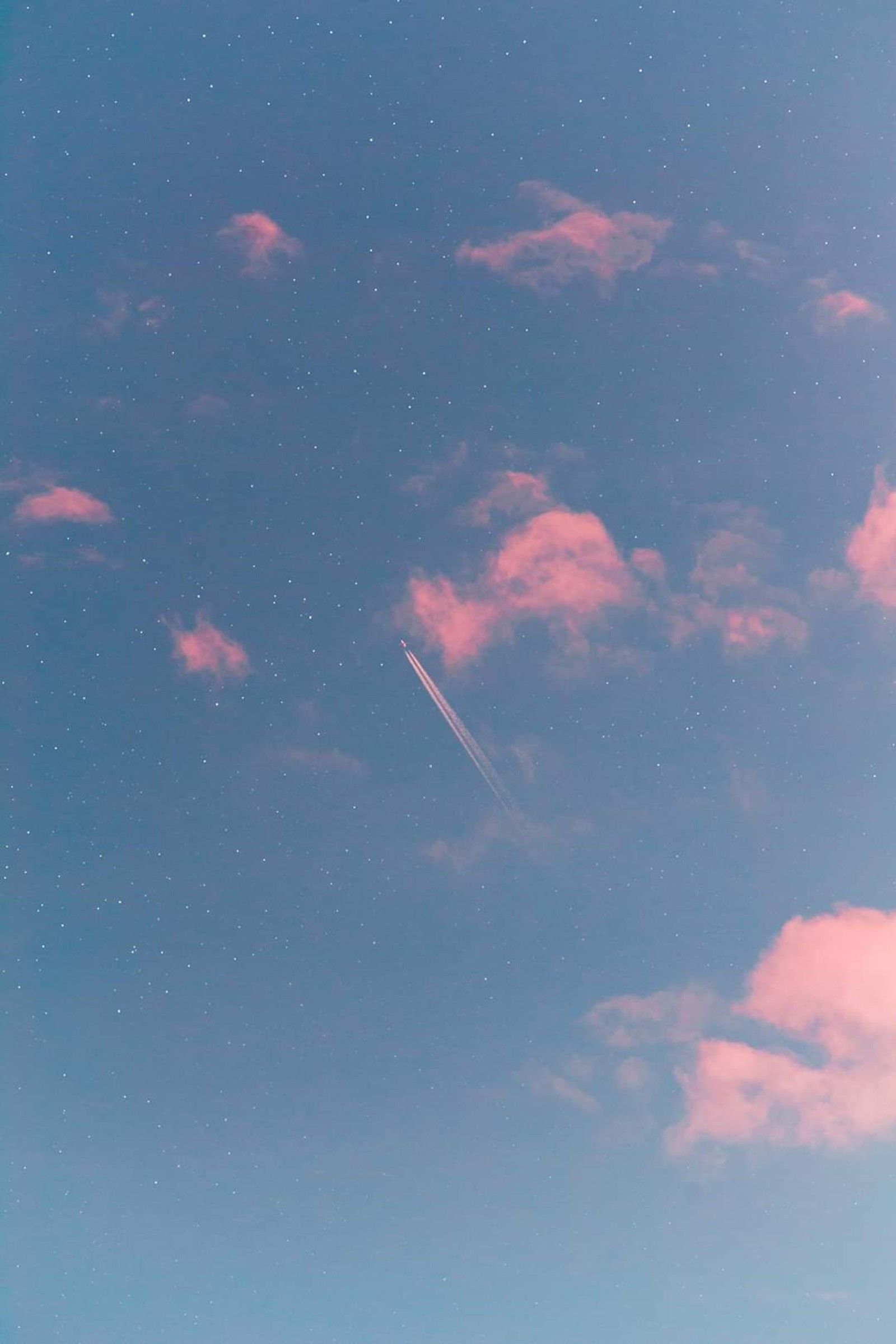 Il y a un avion qui vole dans le ciel avec un nuage rose (esthétique, bleu, chemtrail, nuages, outer worlds)