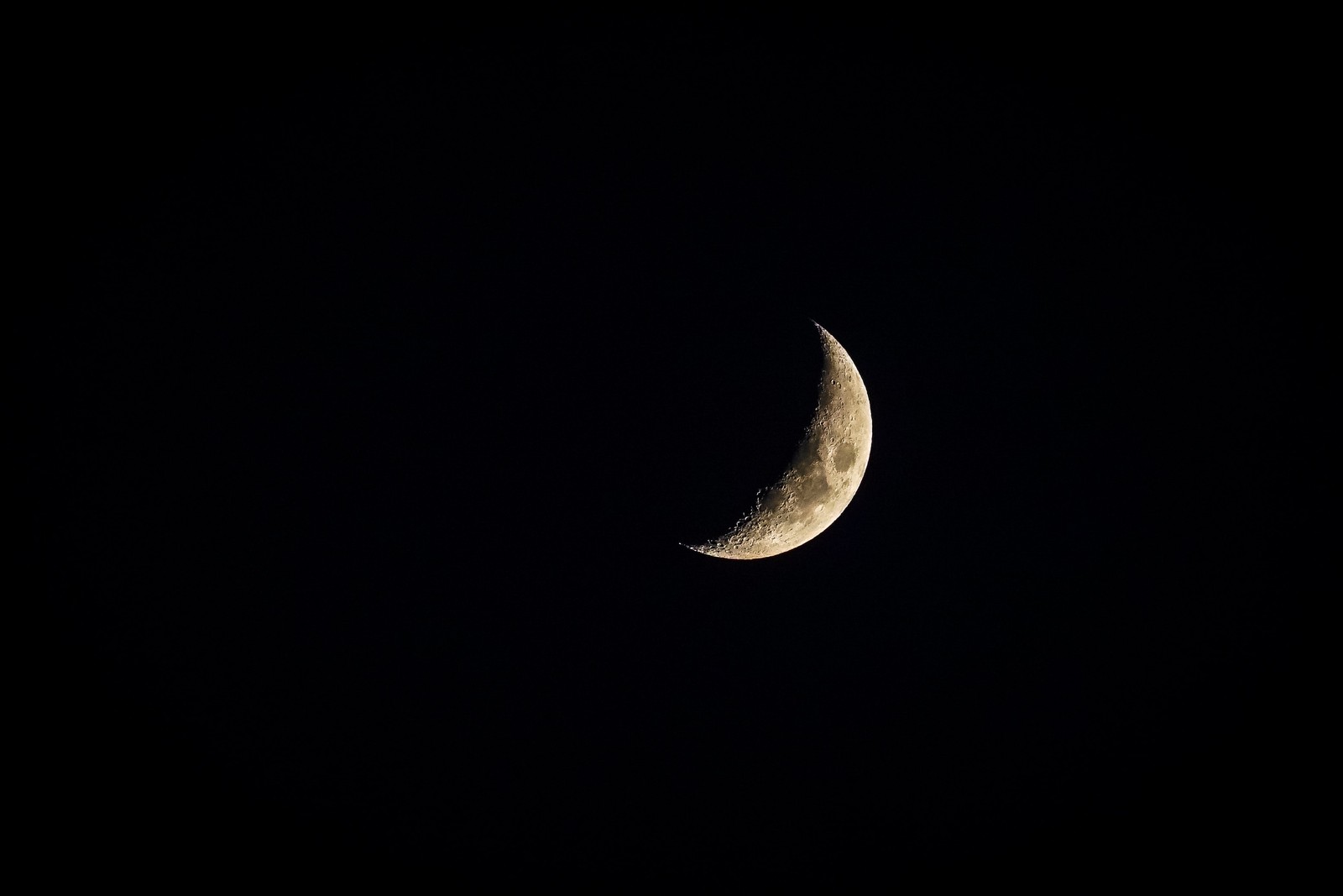 Un primer plano de una media luna en el cielo oscuro (luna, cielo nocturno, noche, creciente, negro)