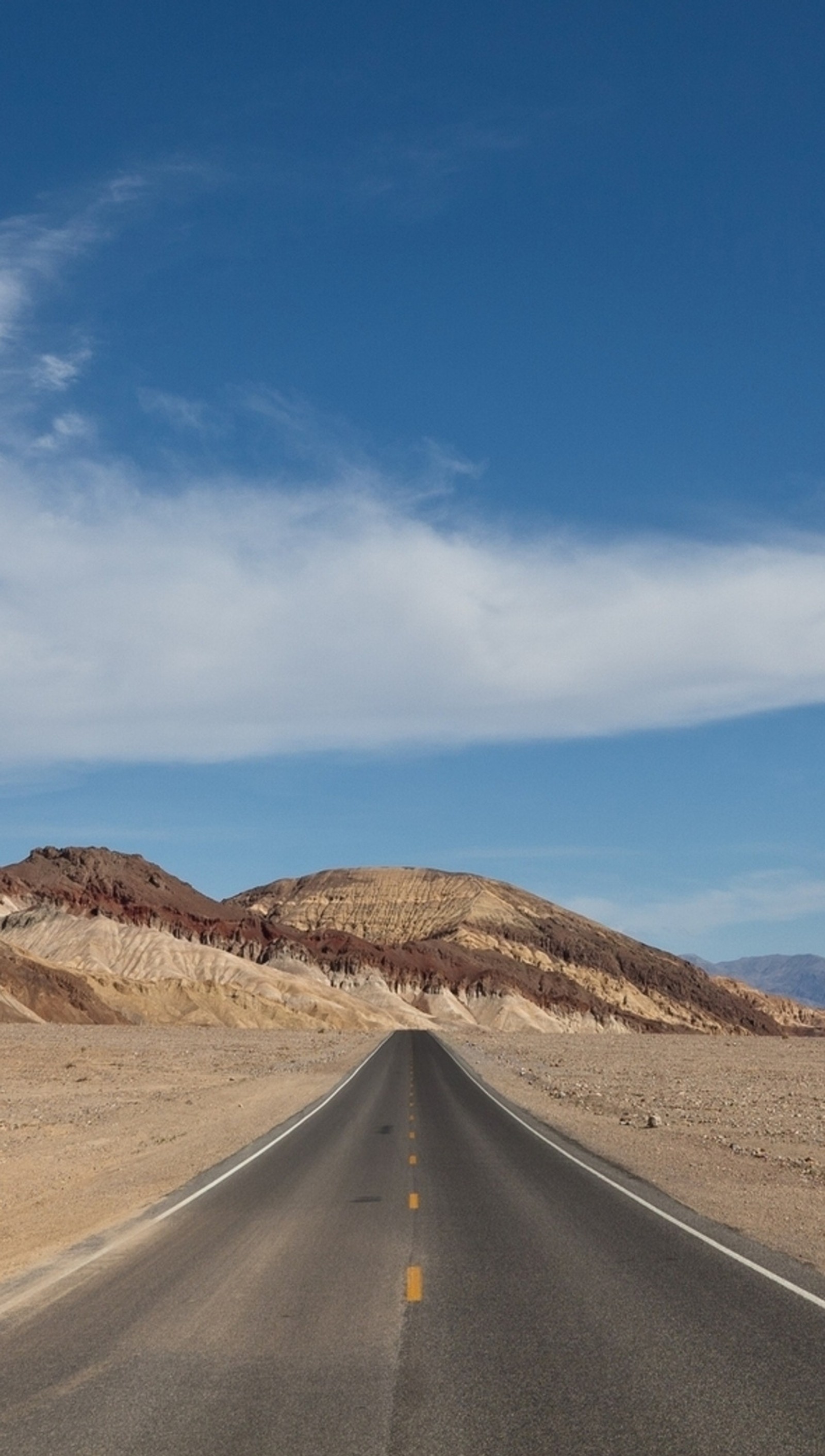 Route arabe au milieu d'un désert avec un fond de ciel (passing, route, ciel, été)