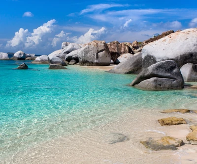 Praia tranquila com águas claras e rochas majestosas