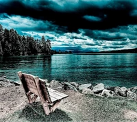 Retraite sereine au bord du lac sous des cieux dramatiques