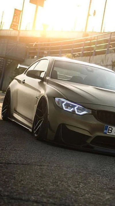 Eleganter goldener BMW M4 im Sonnenuntergangslicht