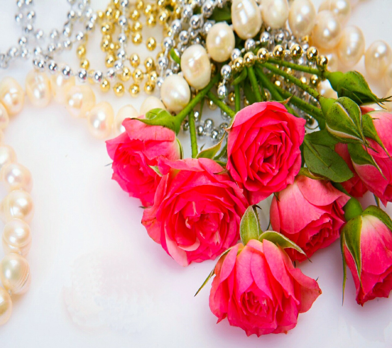 Rosas y perlas están sobre una mesa con cuentas (flores, jardín, naturaleza, agradable, fondos de pantalla)