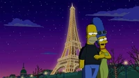 Homer e Marge Simpson se abraçam sob a iluminada Torre Eiffel contra um céu noturno roxo nesta ilustração criativa inspirada no mundo dos Simpsons.