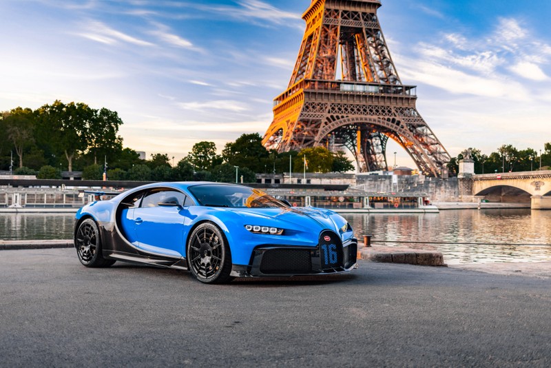 Арафед синий_bugatti, припаркованный перед эйфелевой башней (bugatti chiron pur sport, париж, paris, 2020, 5k)