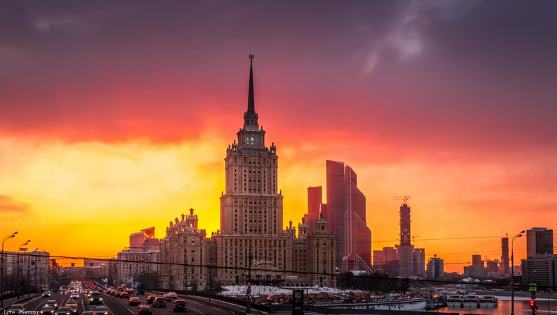 Вид сверху на городской пейзаж с мостом и другим мостом (московский государственный университет, закат, город, городской пейзаж, достопримечательность)