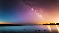 Côte étoilée : Un ciel nocturne serein au-dessus de la mer