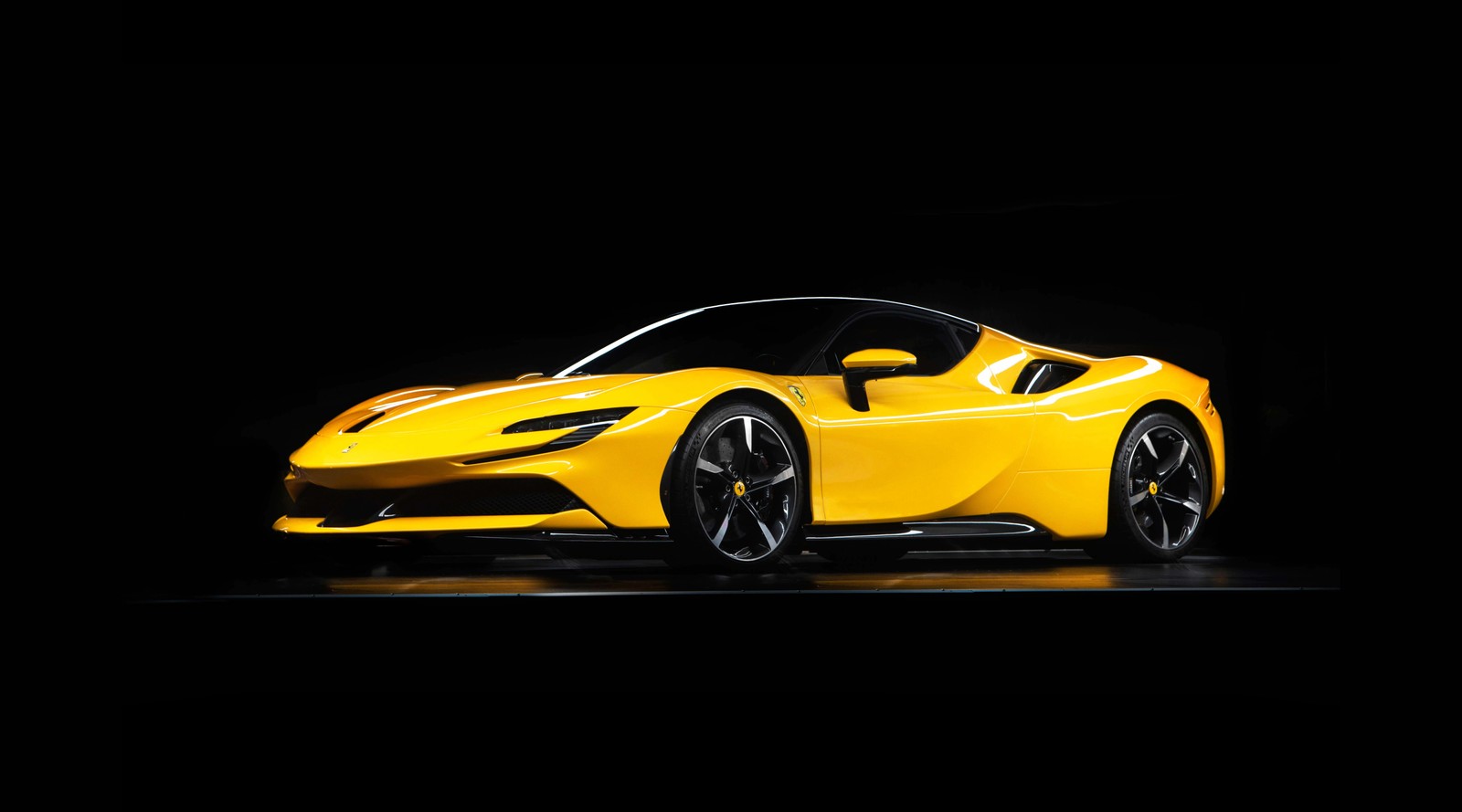 Un coche deportivo amarillo en la oscuridad con un fondo negro (ferrari sf90 stradale, amoled, coches híbridos, coches deportivos, fondo negro)