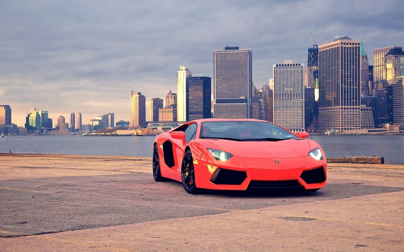 Спортивный автомобиль, припаркованный перед городским горизонтом (машина, lamborghini aventador, спортивный автомобиль, lamborghini, суперкар)