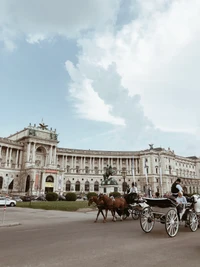 Kutschfahrt mit Pferden vor historischer Architektur