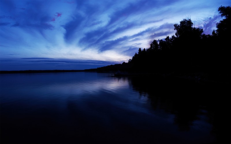 Аэрофотосъемка озера с несколькими деревьями и небом (sugar lake, вечернее небо, ночь, сумерки, морской пейзаж)