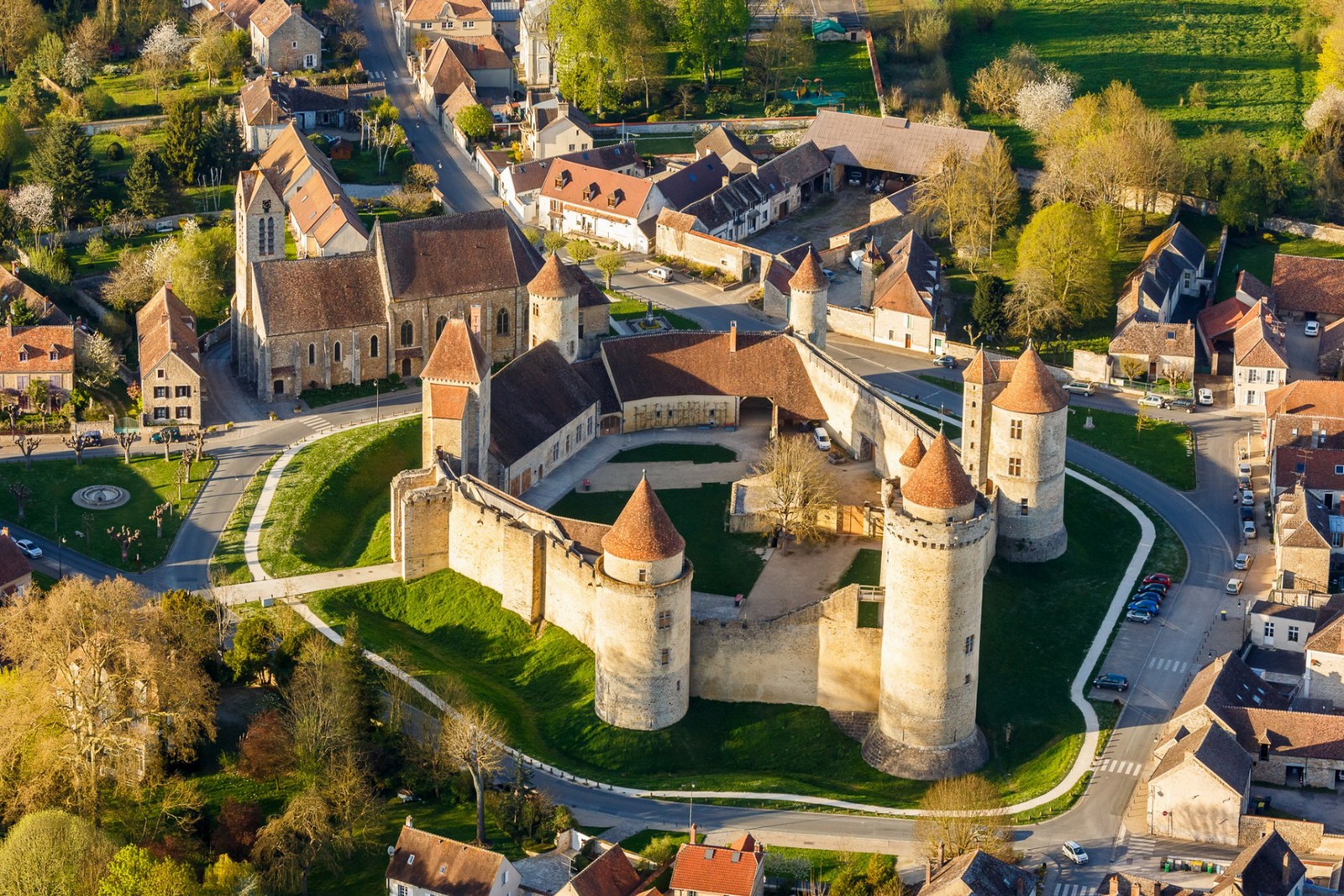 Luftaufnahme eines schlosses mit einem grünen rasen und einer straße (schloss neuschwanstein, frankreich, burg, wahrzeichen, immobilien)