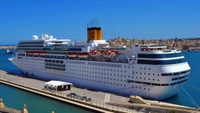 Kreuzfahrtschiff Costa liegt unter klarem blauen Himmel in Griechenland