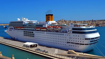 Navio de cruzeiro Costa atracado na Grécia sob céus azuis claros