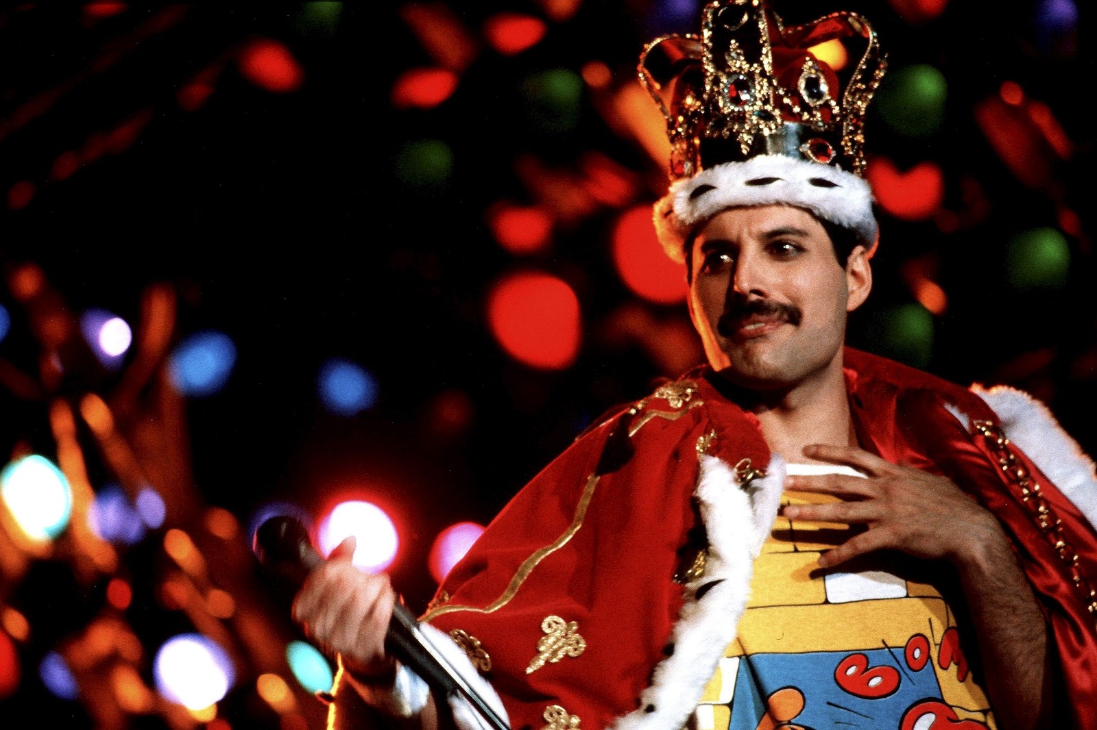 Araffe dressed in a king costume holding a microphone (freddie mercury, bohemian rhapsody, queen, event, tradition)