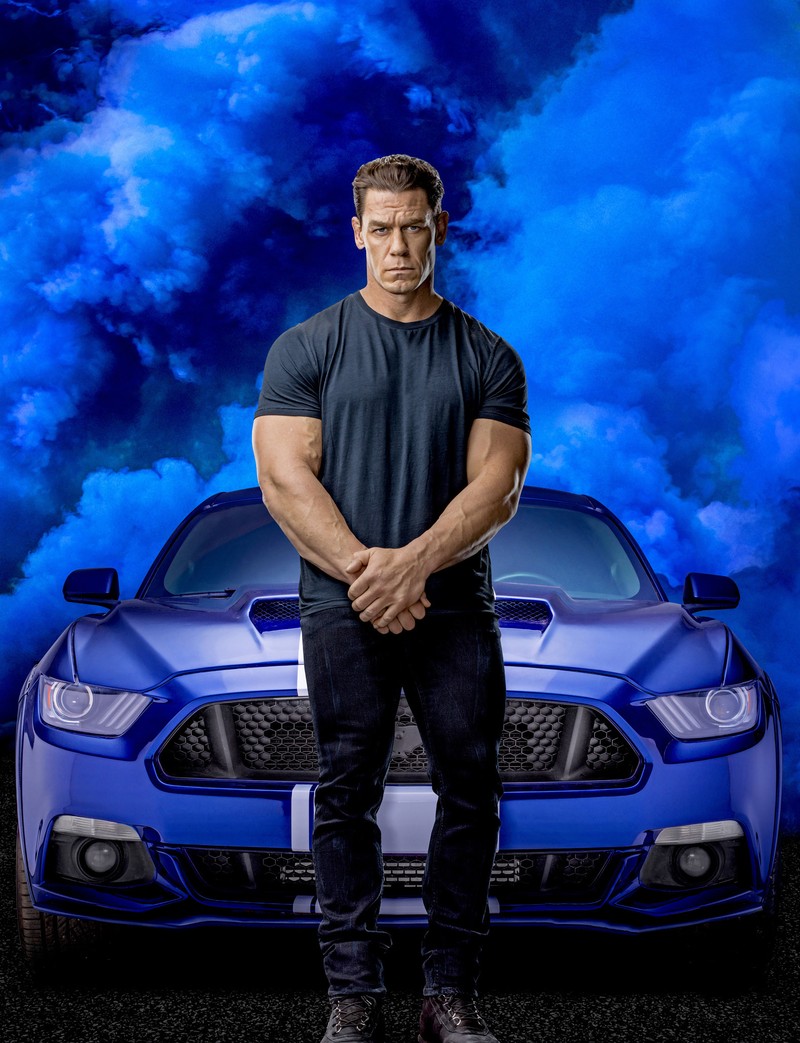 Мужчина с бородой, стоящий перед синим спортивным автомобилем (джон сина, john cena, форсаж 9, f9, фильмы 2020 года)