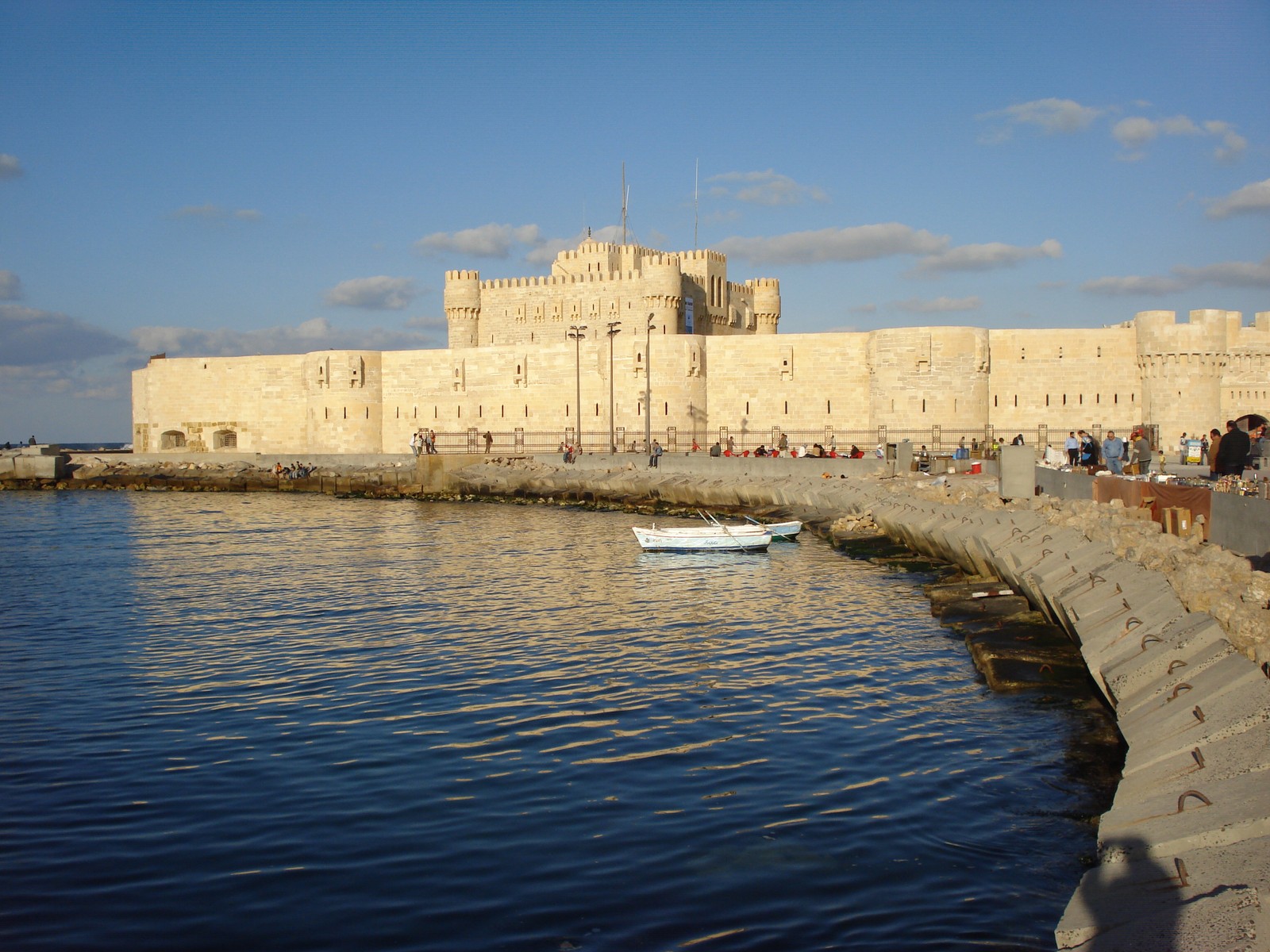 Blick auf ein schloss mit einem boot im wasser (kairo, tourismus, geschichte, burg, wasser)