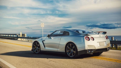 Nissan GT-R: Un impresionante superdeportivo plateado en la carretera abierta