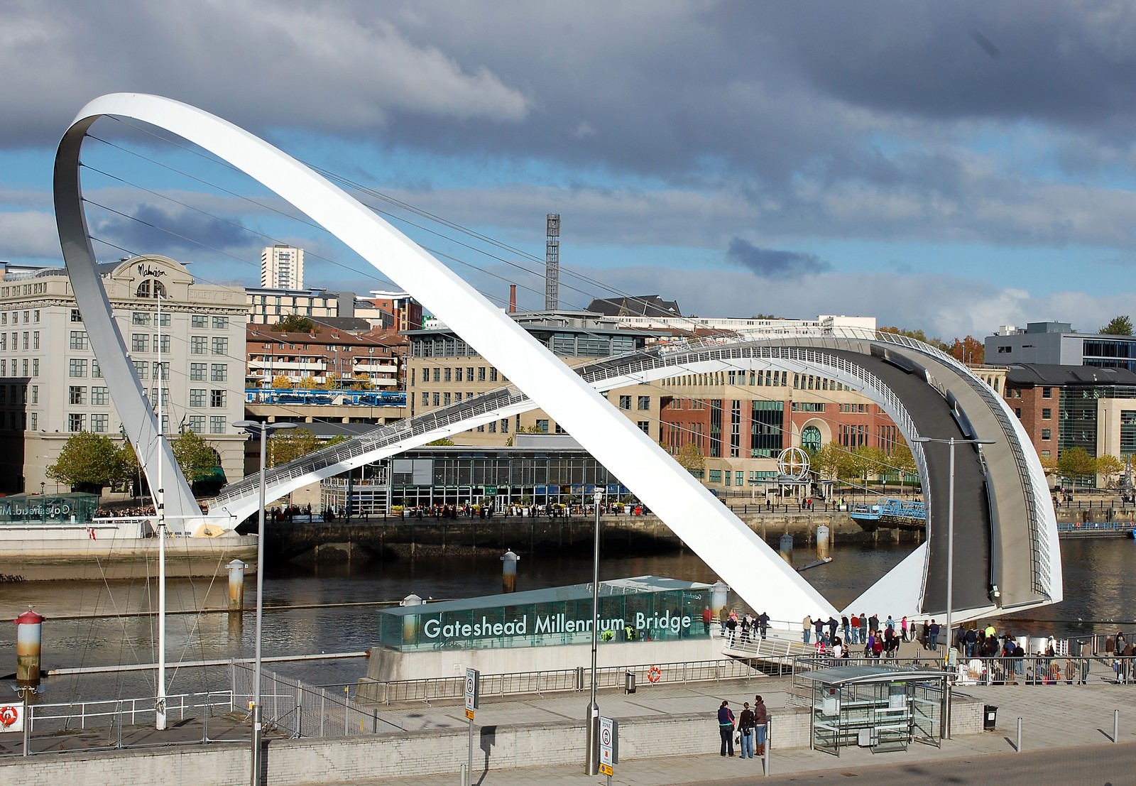 Скачать обои мост тысячелетия гейтсхеда, gateshead millennium bridge, мост, арочный мост, небесный путь