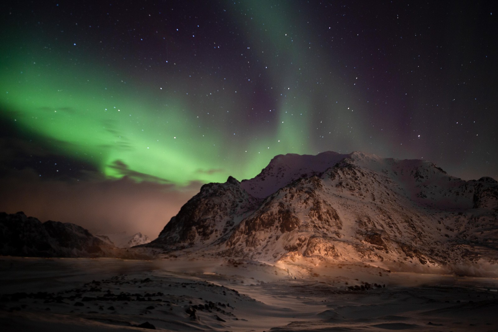 Зеленое северное сияние над снежной горной цепью (аврора, лофотены, lofoten, атмосфера, облако)