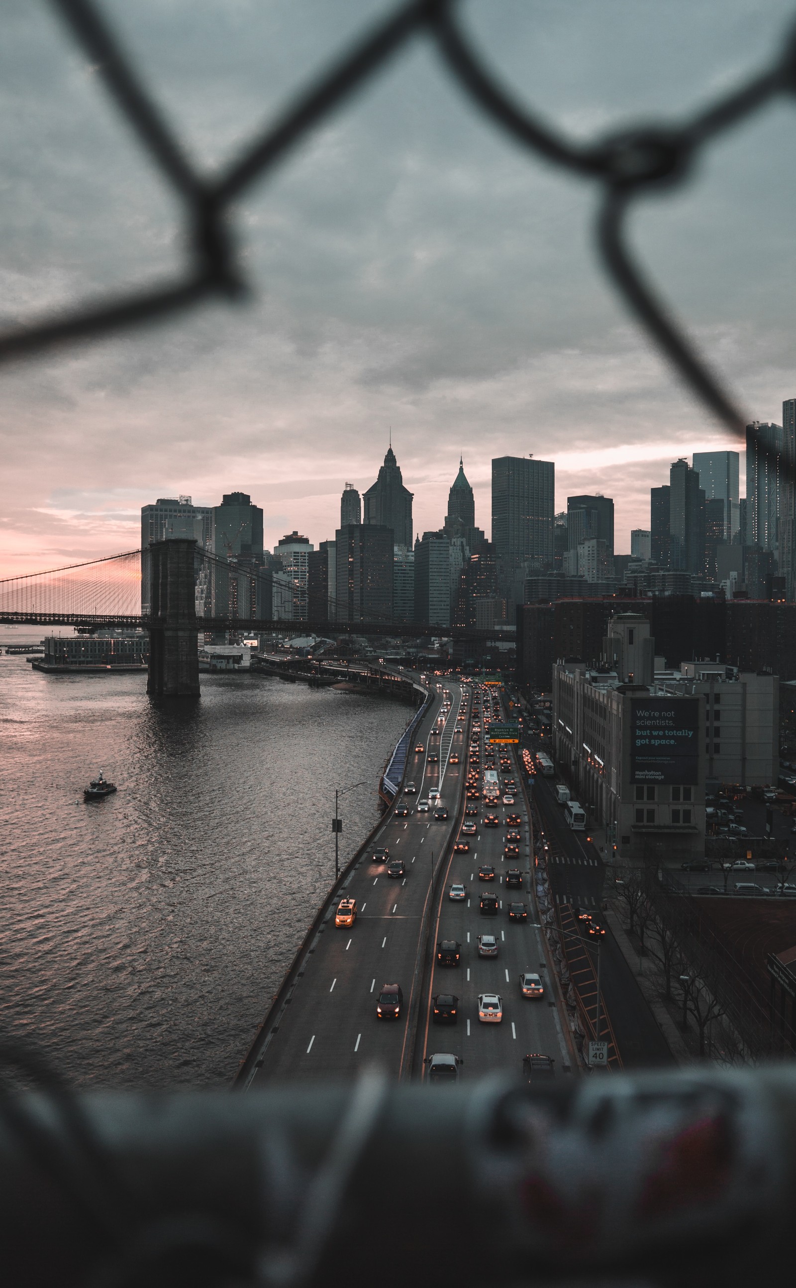 Uma vista do horizonte da cidade de uma ponte com carros (paisagem urbana, cidade, área urbana, metrópole, linha do horizonte)