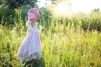 Fille joyeuse dans un champ de fleurs d'été