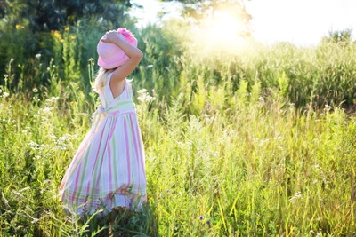 Chica alegre en un campo de flores de verano