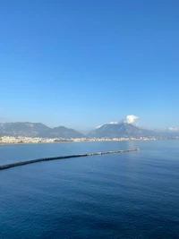 Vista costeira serena de Kizilkule com horizonte montanhoso