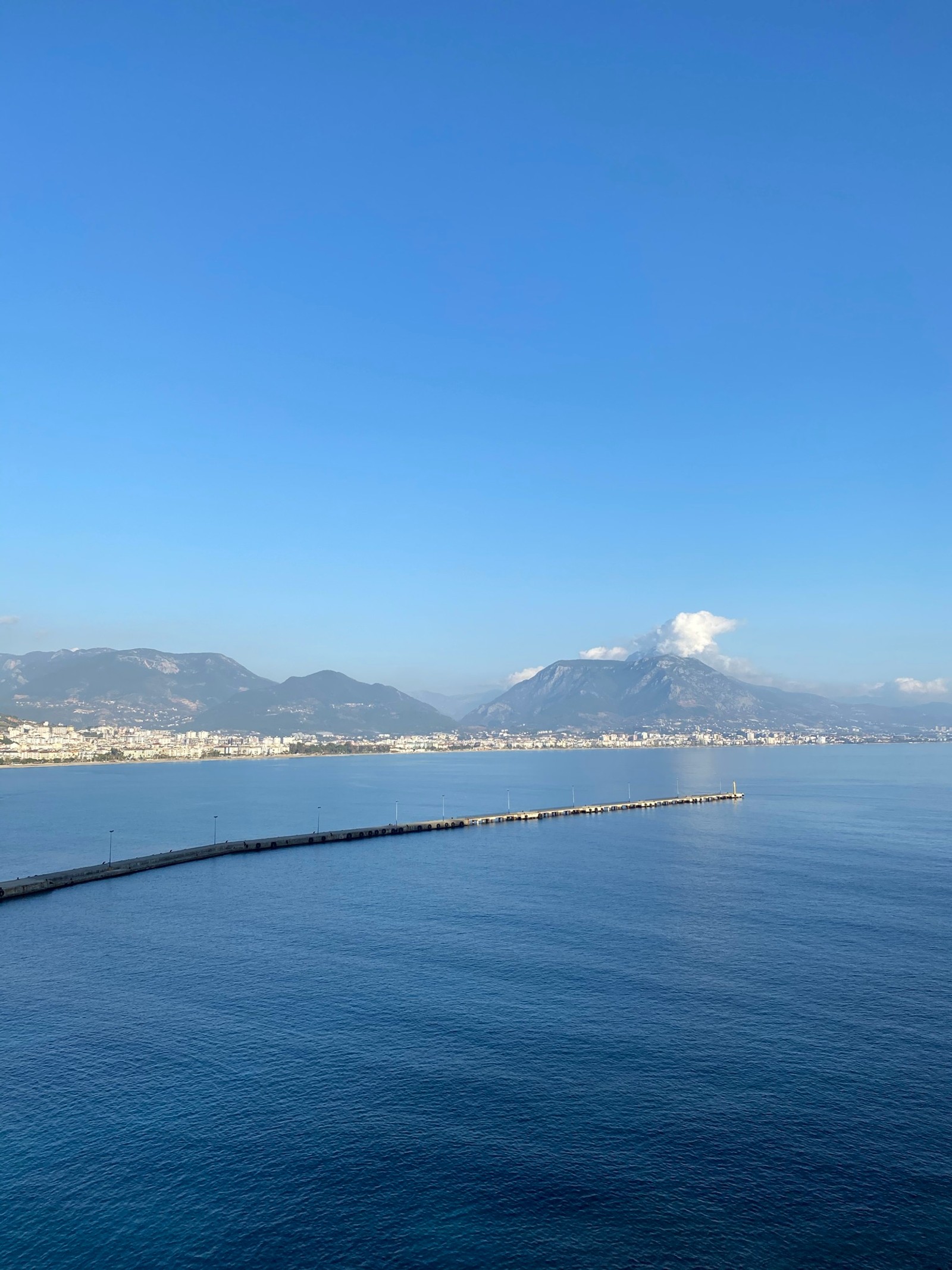 Vista de um corpo d'água com uma montanha ao fundo (kizilkule, mar, água, recursos hídricos, montanha)